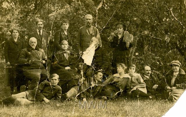 KKE 038.jpg - Pracownicy administracji majątku hrabiego Małyńskiego w Zurnem. Od lewej: drugi leży na trawie Adam Orzechowski, 1921 r.